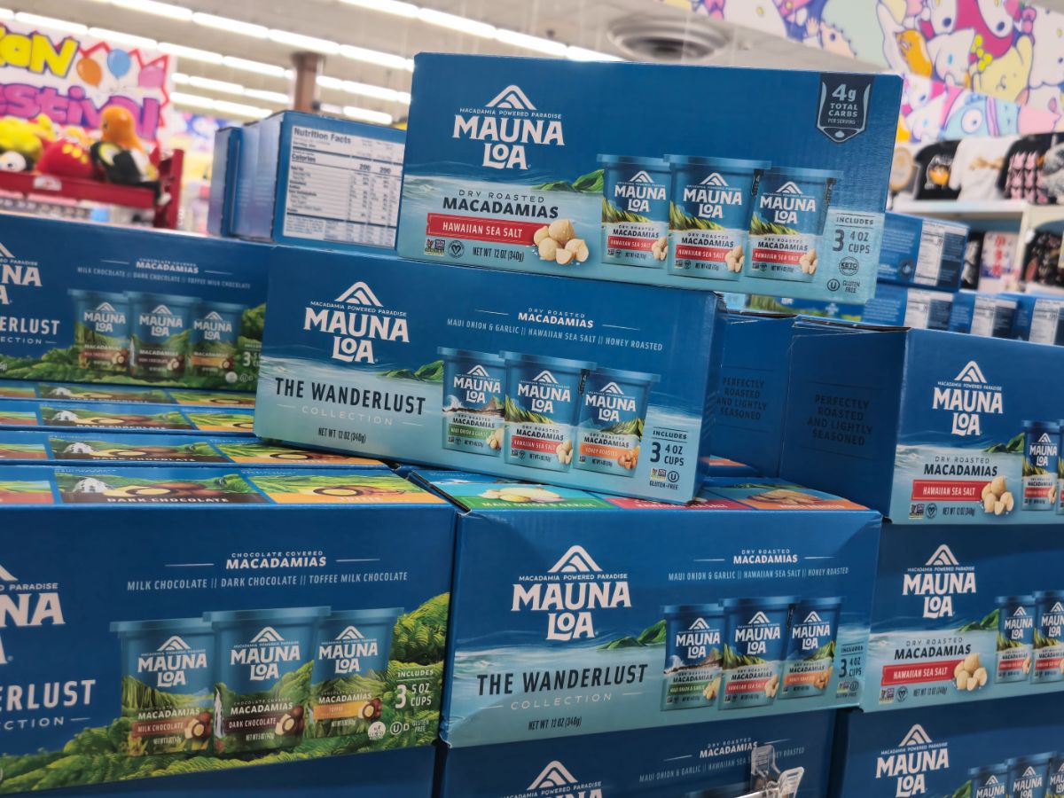 女性がマウナロアの箱を持っている様子
